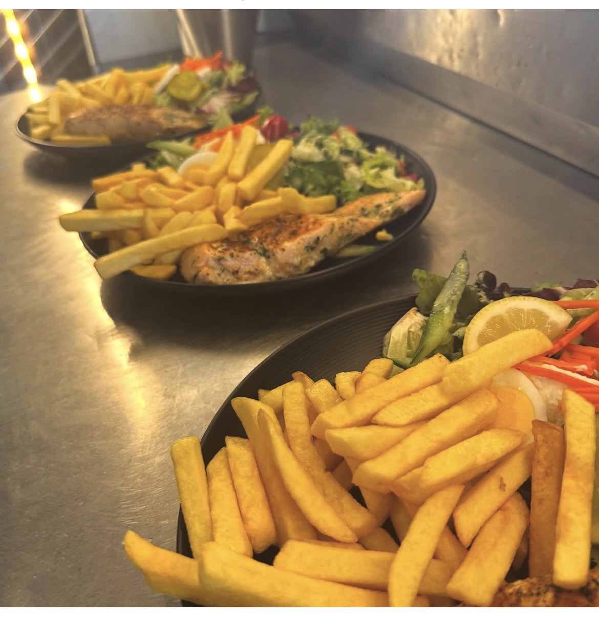 Plates met gebakken zalm en patat